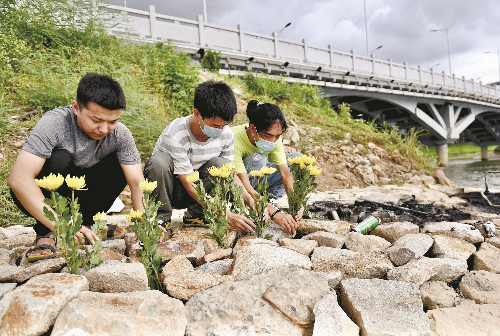 细雨哭英雄，哀思祭军魂！东莞隆重举行追悼会送别关腾飞