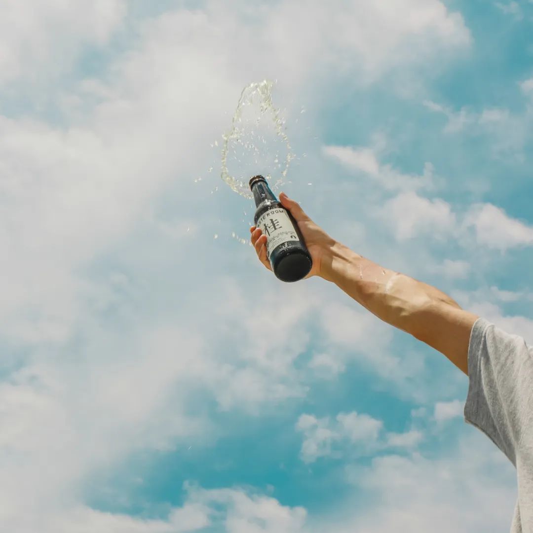 比可乐上头，比奶茶过瘾，成年人的快乐水