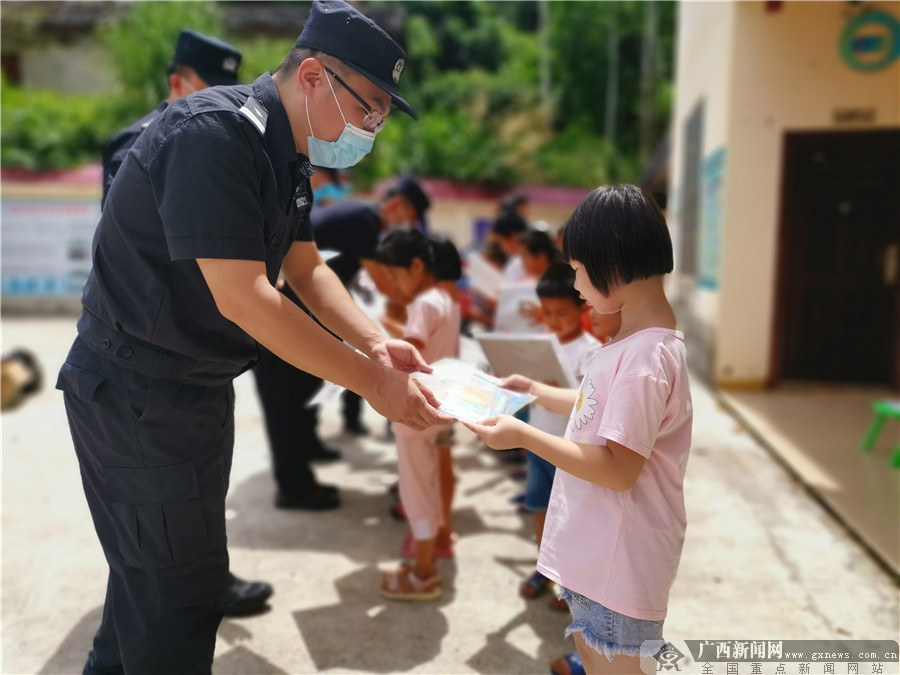 筑梦南疆护花蕾边境警察献爱心
