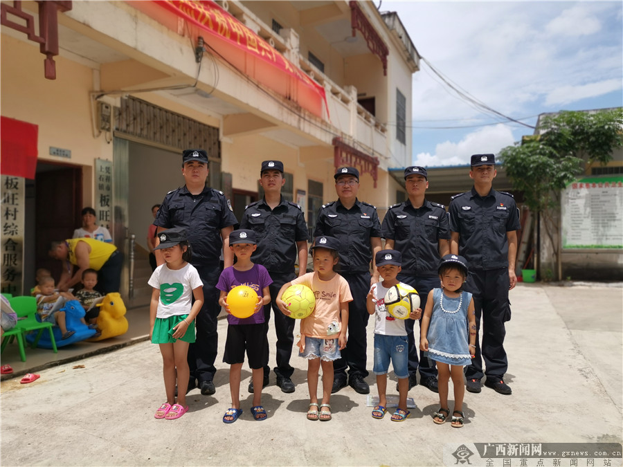 筑梦南疆护花蕾边境警察献爱心