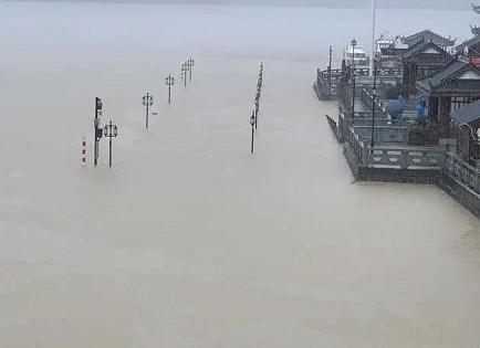 每小时2个西湖冲向下游，新安江水库水位开始下降！建德30万人受影响，桐庐多处汪洋