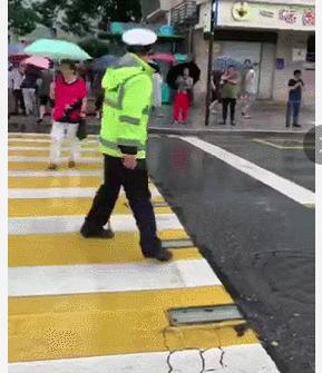 每小时2个西湖冲向下游，新安江水库水位开始下降！建德30万人受影响，桐庐多处汪洋