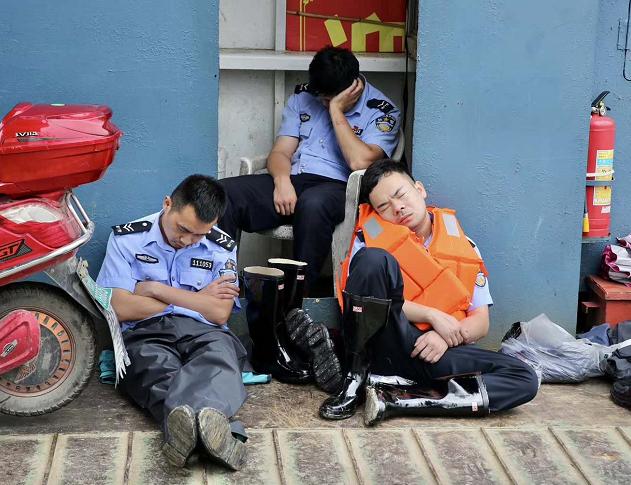 每小时2个西湖冲向下游，新安江水库水位开始下降！建德30万人受影响，桐庐多处汪洋