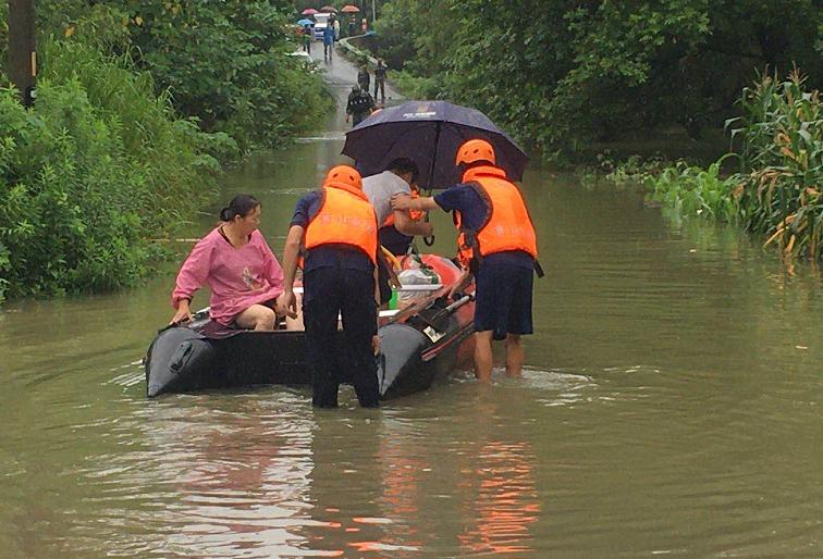 每小时2个西湖冲向下游，新安江水库水位开始下降！建德30万人受影响，桐庐多处汪洋
