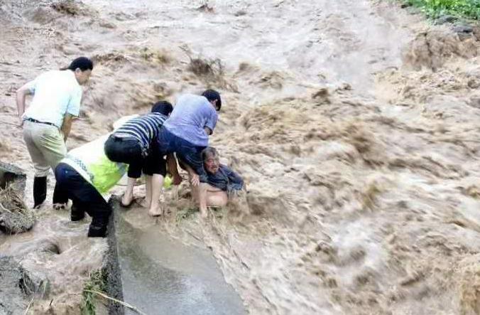 每小时2个西湖冲向下游，新安江水库水位开始下降！建德30万人受影响，桐庐多处汪洋