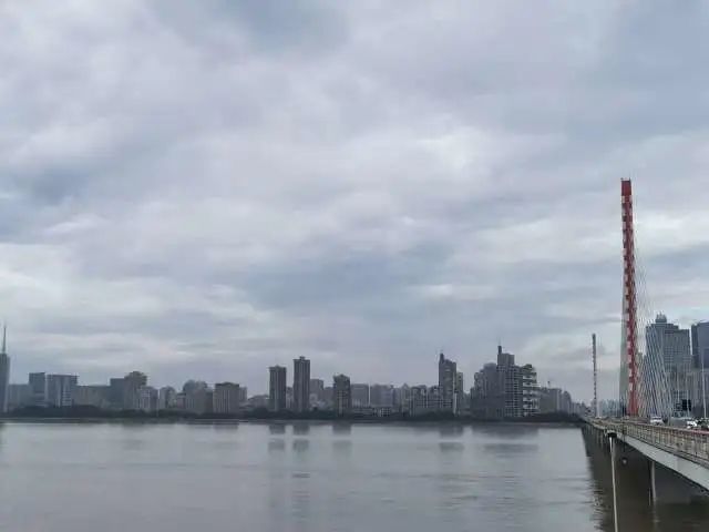 每小时2个西湖冲向下游，新安江水库水位开始下降！建德30万人受影响，桐庐多处汪洋