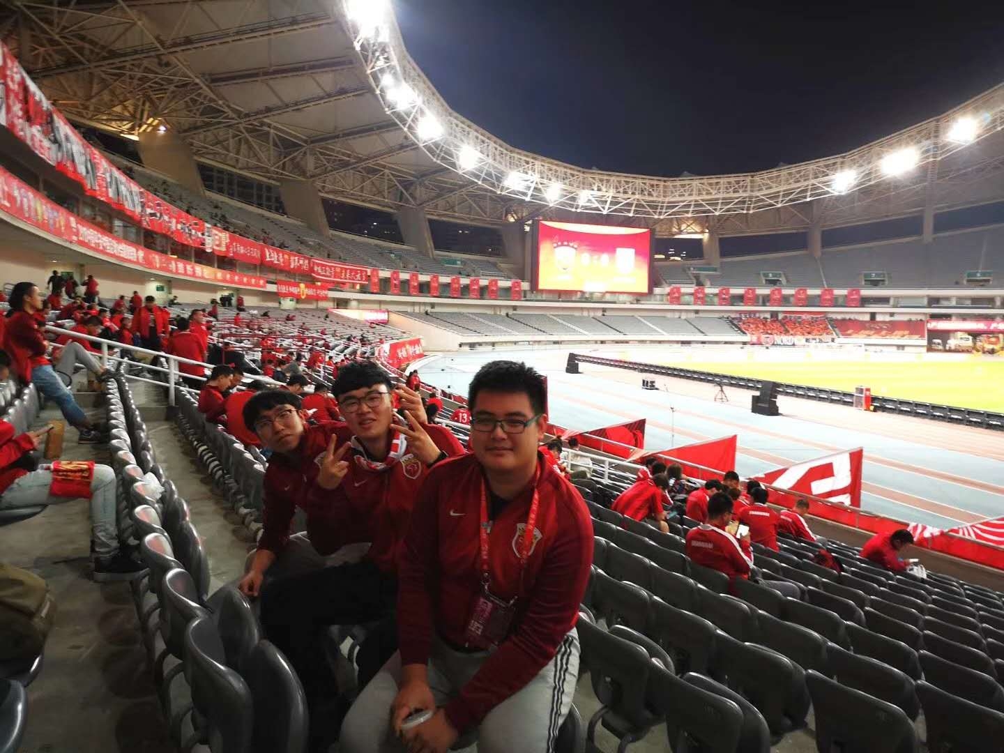 足球运动员队长袖标送给球迷,球迷袖标