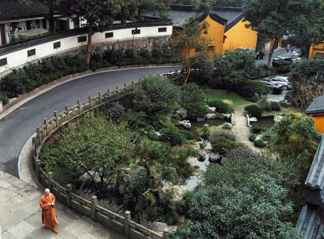 灵隐寺招人火爆热搜，不用出家！当初入职90后小伙再度走红：一年半瘦20斤，8小时上班制，KPI随缘