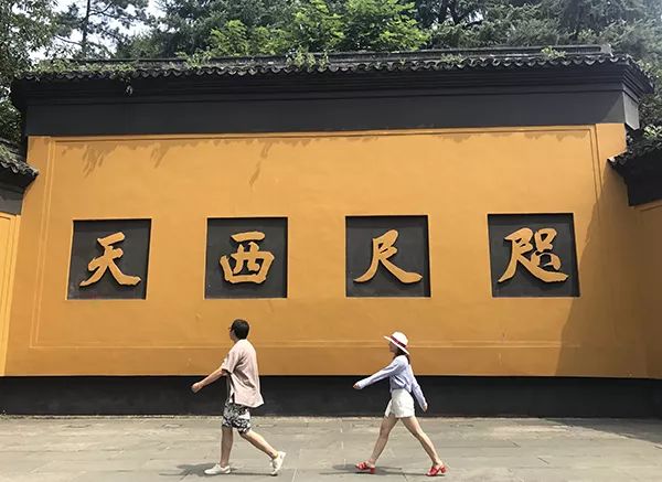 灵隐寺招人火爆热搜，不用出家！当初入职90后小伙再度走红：一年半瘦20斤，8小时上班制，KPI随缘