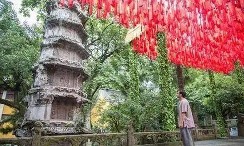 灵隐寺招人火爆热搜，不用出家！当初入职90后小伙再度走红：一年半瘦20斤，8小时上班制，KPI随缘