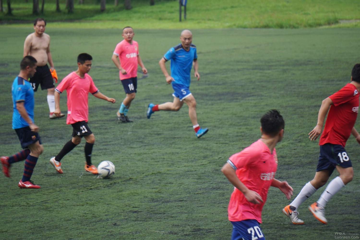 雨中足球图,雨中足球氛围感