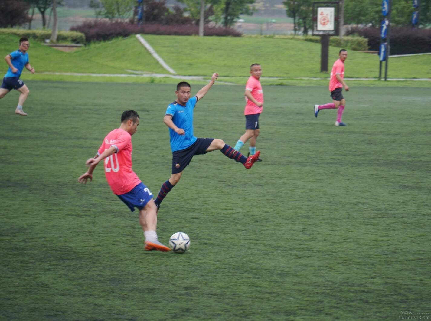 雨中足球图,雨中足球氛围感