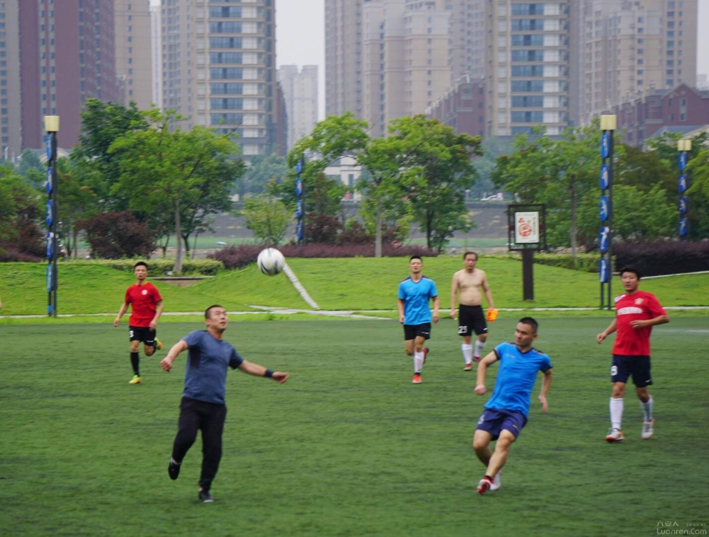 雨中足球图,雨中足球氛围感