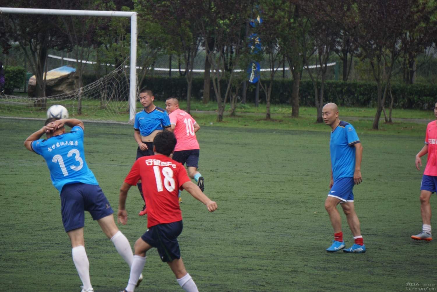 雨中足球图,雨中足球氛围感