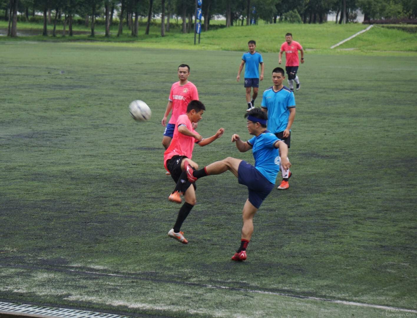 雨中足球图,雨中足球氛围感