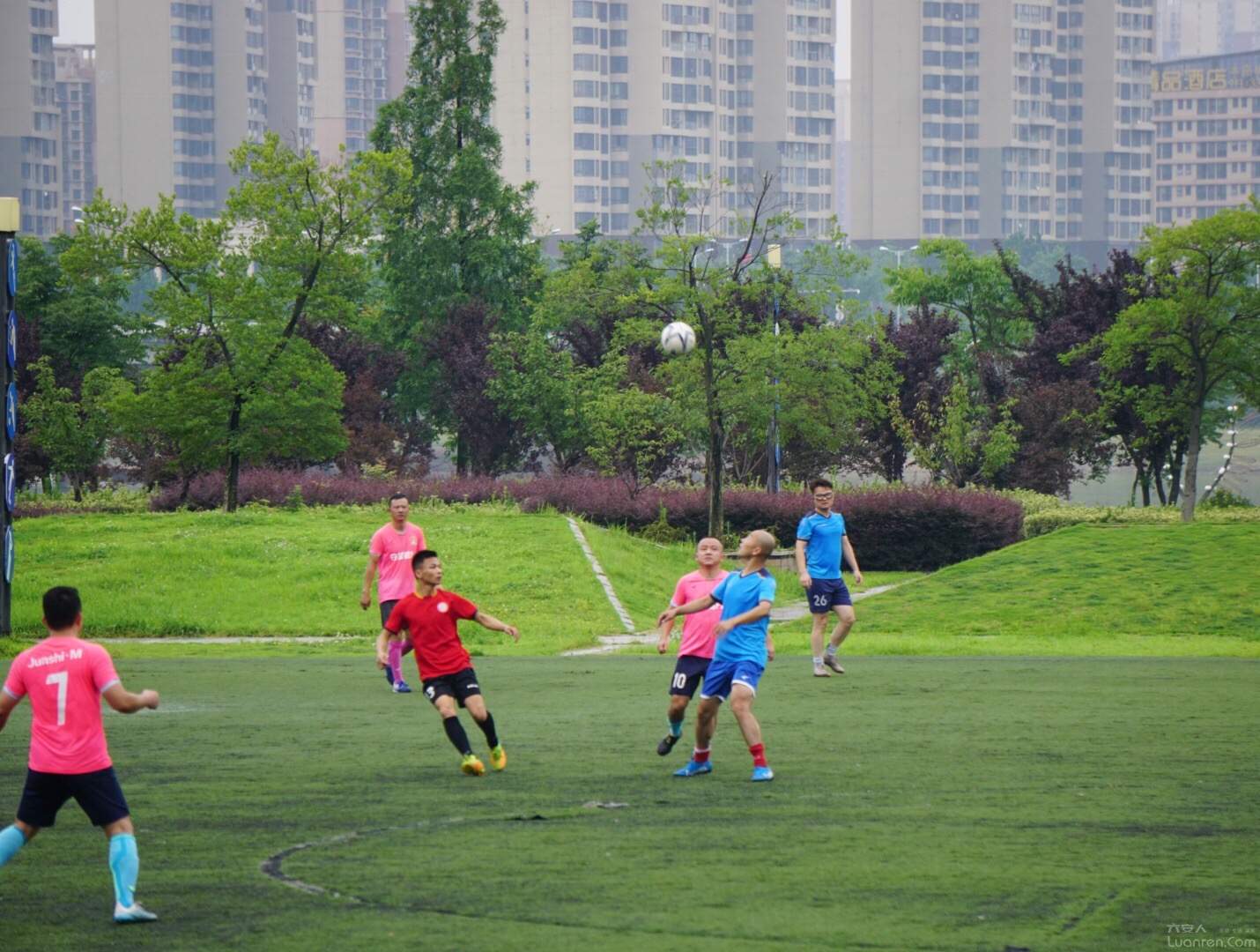 雨中足球图,雨中足球氛围感
