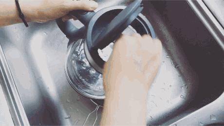 怎样去除热水壶里的水,怎么清理热水壶里面的脏水