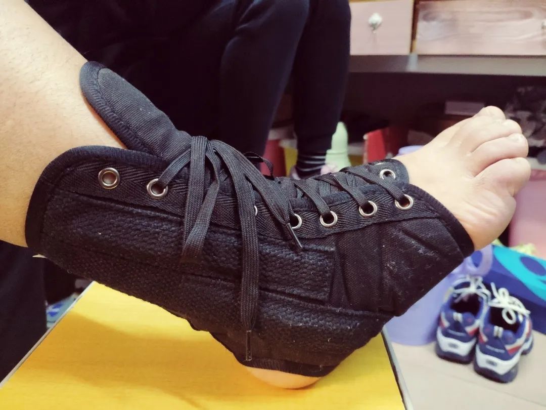 运动员崴脚康复理疗,跳绳脚踝损伤崴脚可以冰敷吗