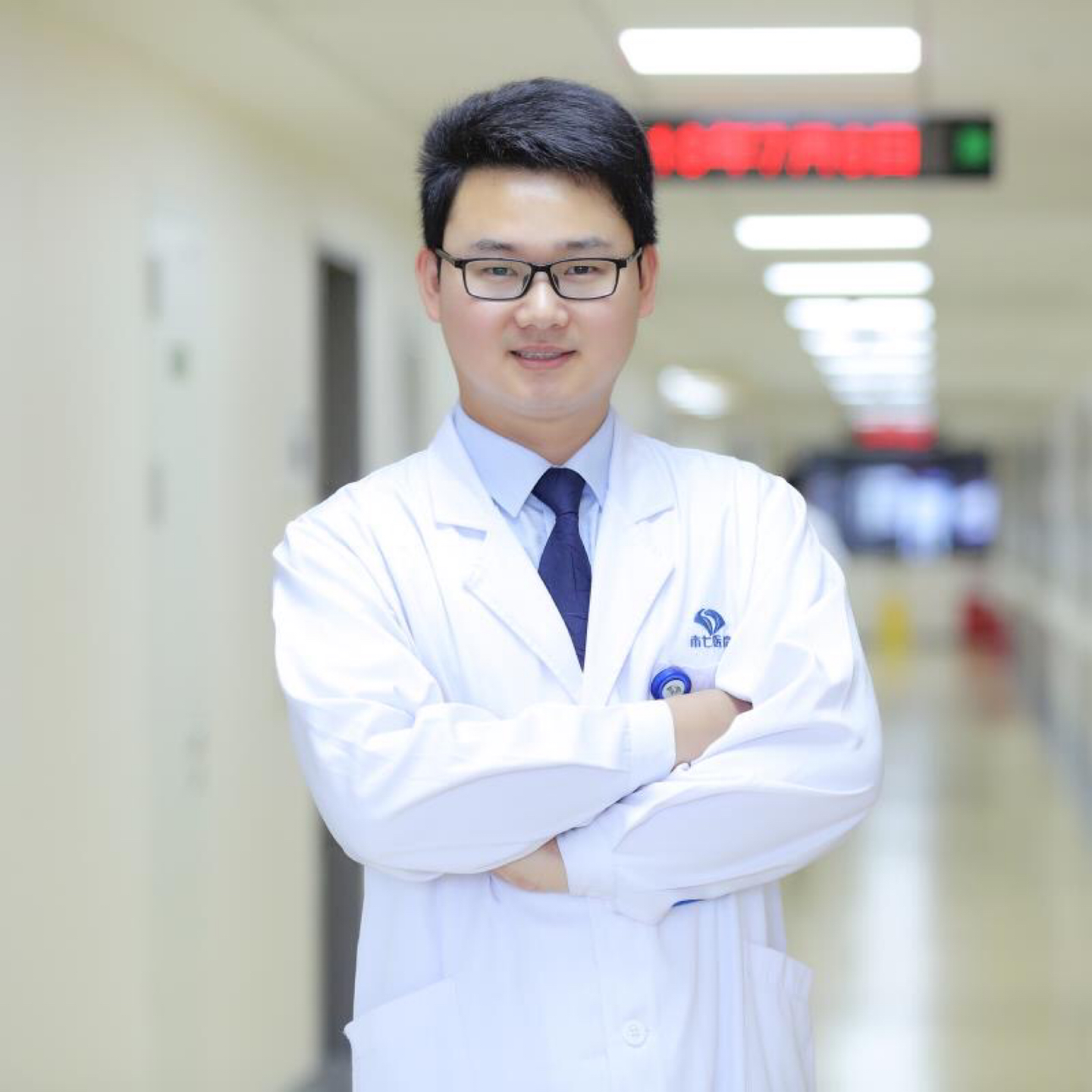 突发心梗是开车送医院还是等120,患者就医突发心梗就地抢救