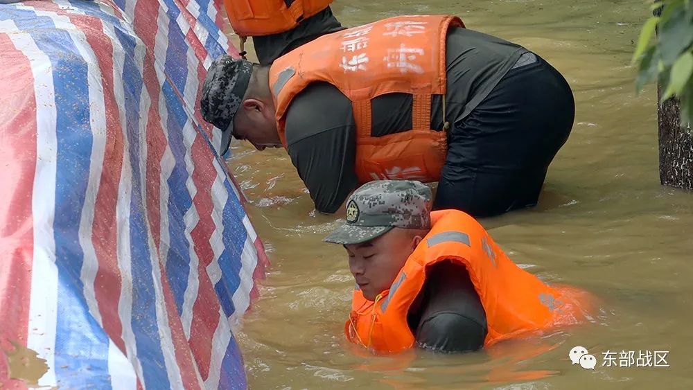 抗洪抢险的画面,抗洪一线的动人画面