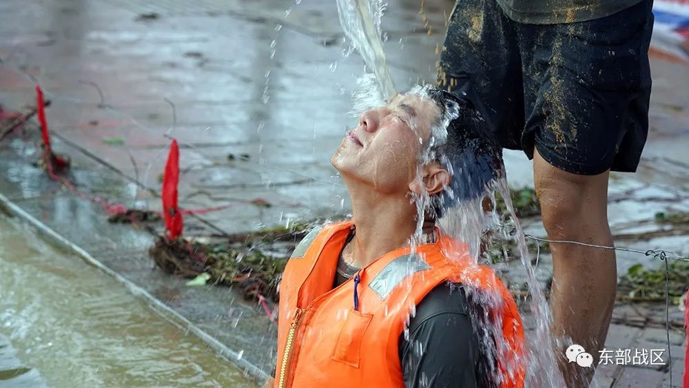 抗洪抢险的画面,抗洪一线的动人画面