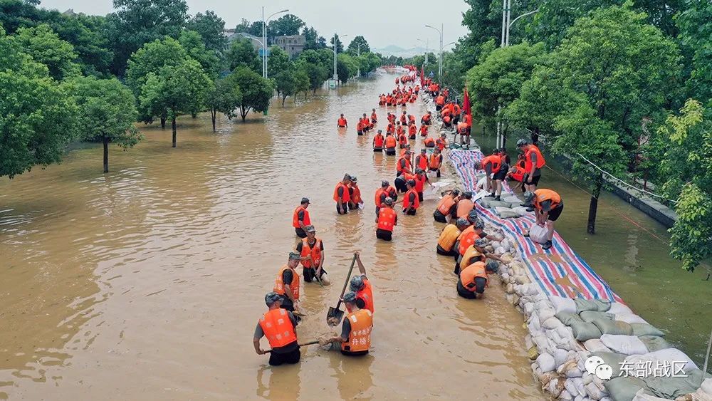 抗洪抢险的画面,抗洪一线的动人画面