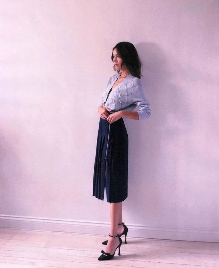 jennie黑色短裙舞台造型,jennie舞台短裙转圈