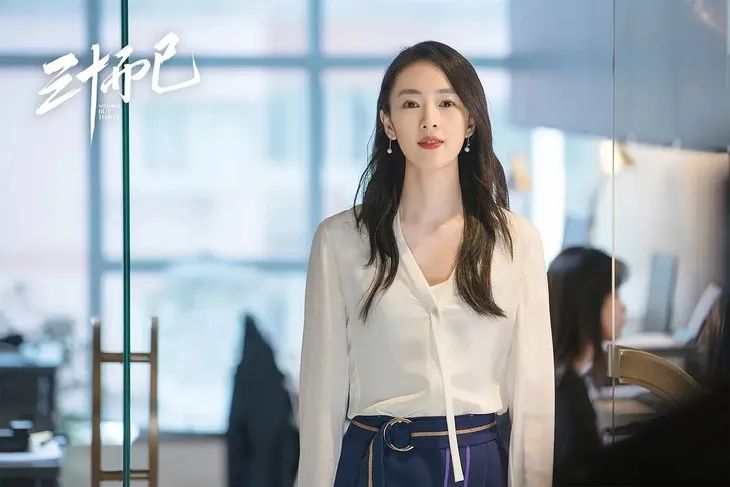 jennie黑色短裙舞台造型,jennie舞台短裙转圈