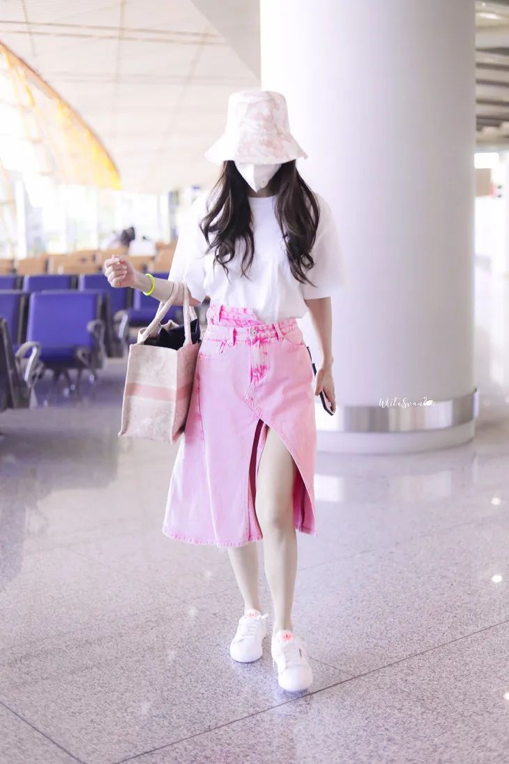 jennie黑色短裙舞台造型,jennie舞台短裙转圈