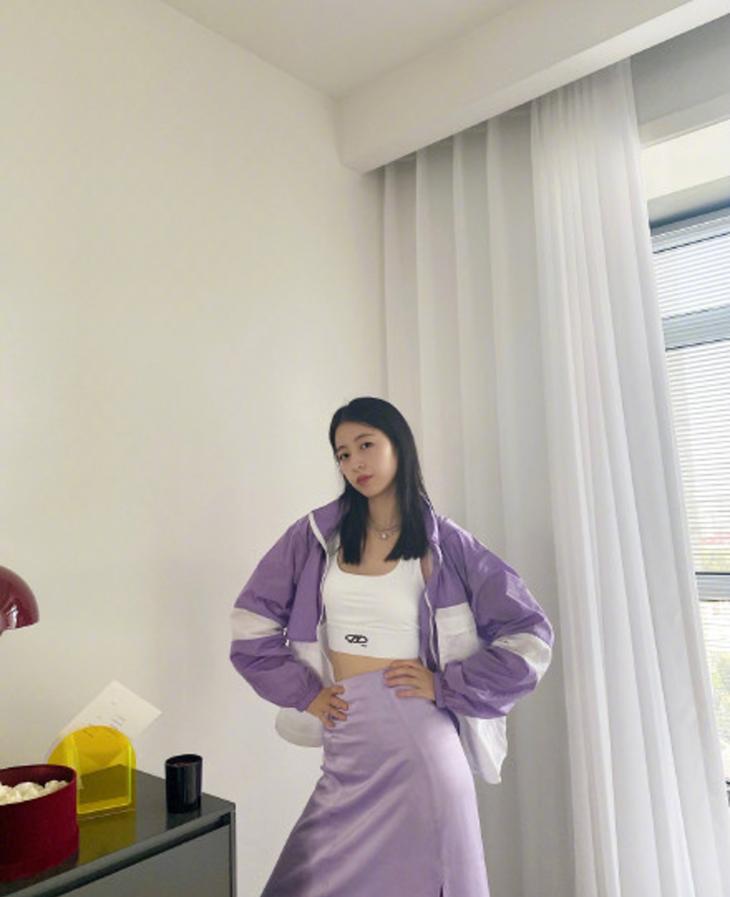 jennie黑色短裙舞台造型,jennie舞台短裙转圈