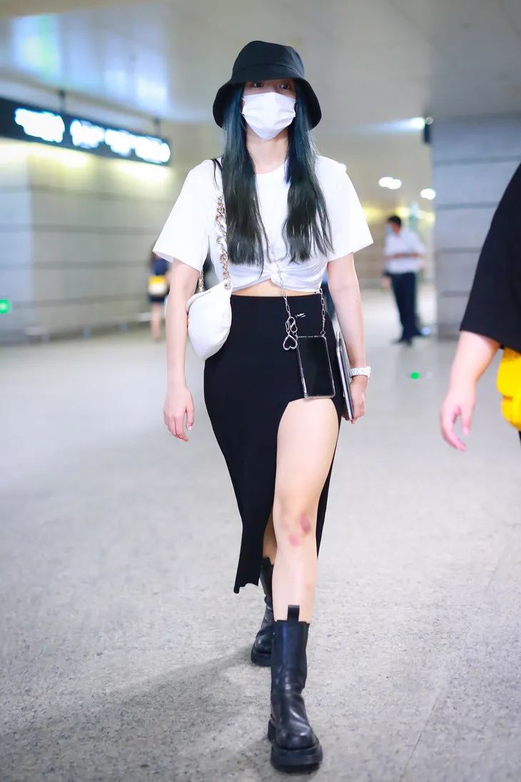 jennie黑色短裙舞台造型,jennie舞台短裙转圈