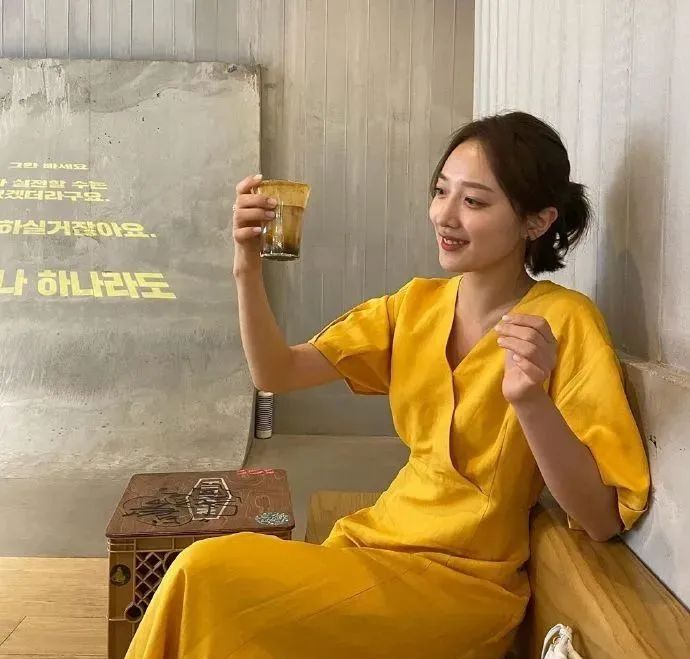 jennie黑色短裙舞台造型,jennie舞台短裙转圈