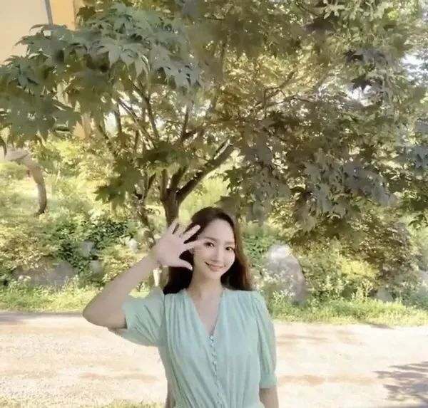 jennie黑色短裙舞台造型,jennie舞台短裙转圈