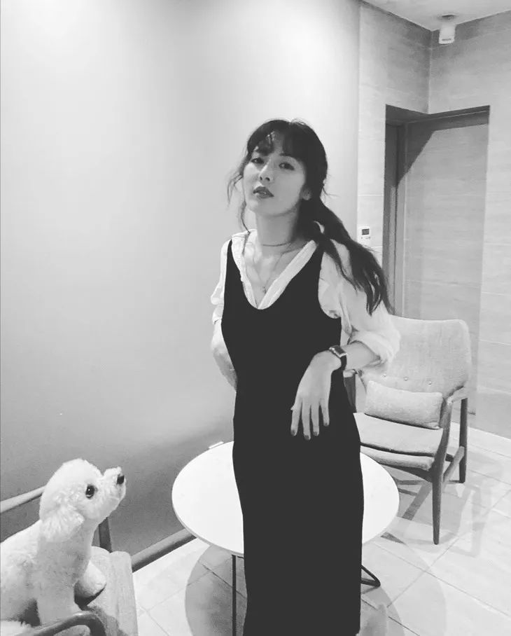 jennie黑色短裙舞台造型,jennie舞台短裙转圈