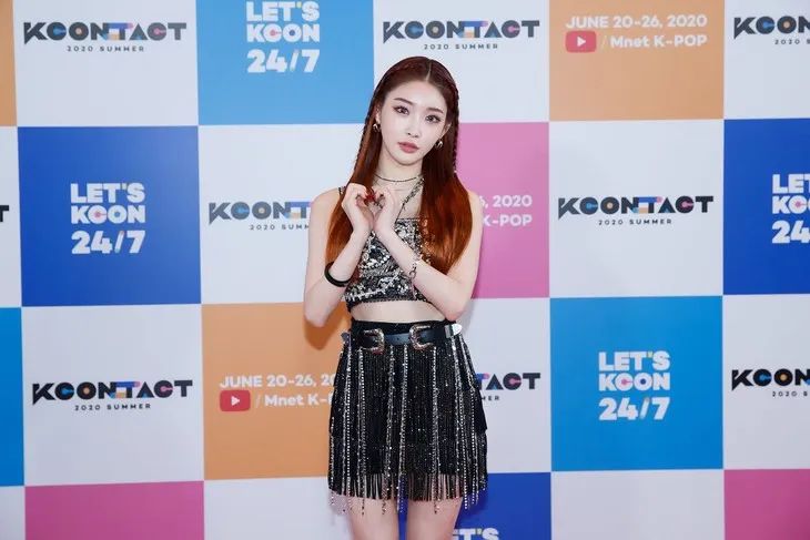 jennie黑色短裙舞台造型,jennie舞台短裙转圈