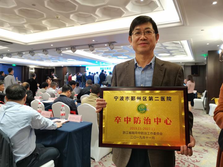 男子心脏骤停三人抢救,男子的心脏骤停