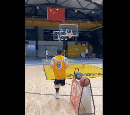 为啥只有一条腿,失去一条腿的人打篮球