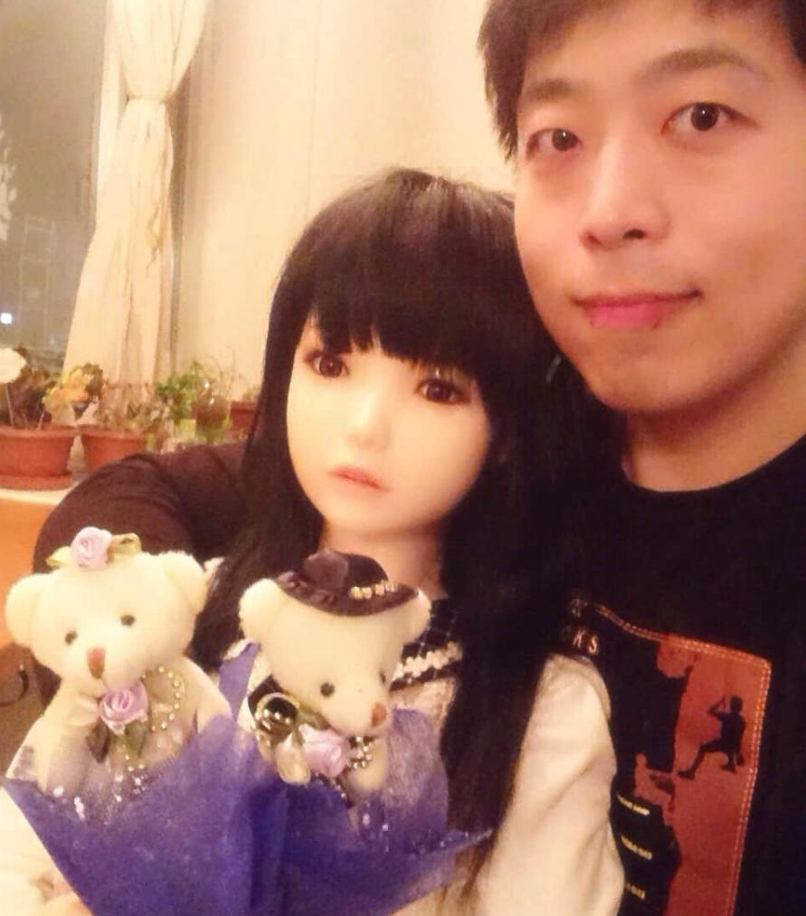 80后狠人，靠硅胶娃娃让公司上市