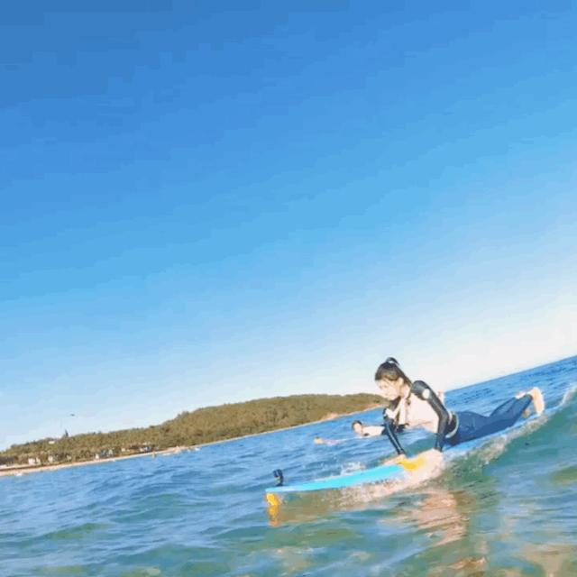 冲浪馆坐风破浪,海上冲浪坐风破浪