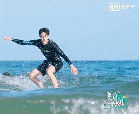 冲浪馆坐风破浪,海上冲浪坐风破浪