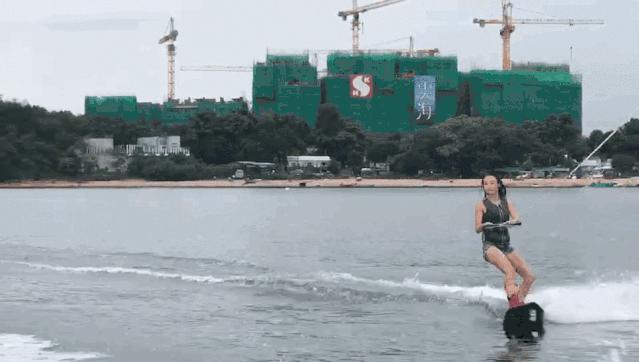 冲浪馆坐风破浪,海上冲浪坐风破浪