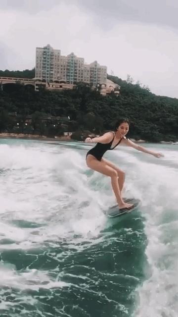 冲浪馆坐风破浪,海上冲浪坐风破浪