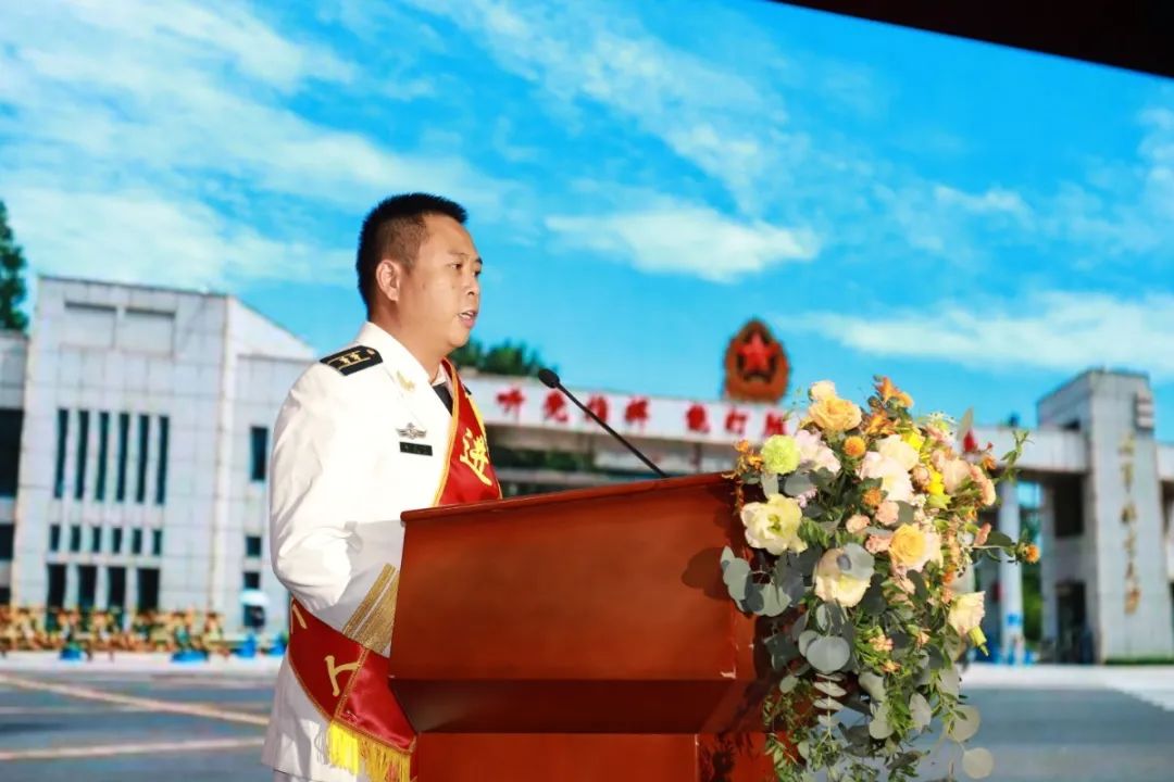 优秀官兵事迹报告会,部队典型事迹报告会开场视频