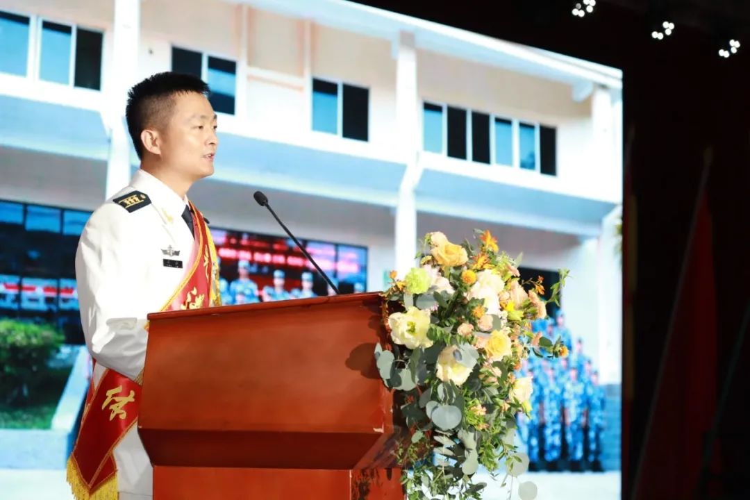 优秀官兵事迹报告会,部队典型事迹报告会开场视频