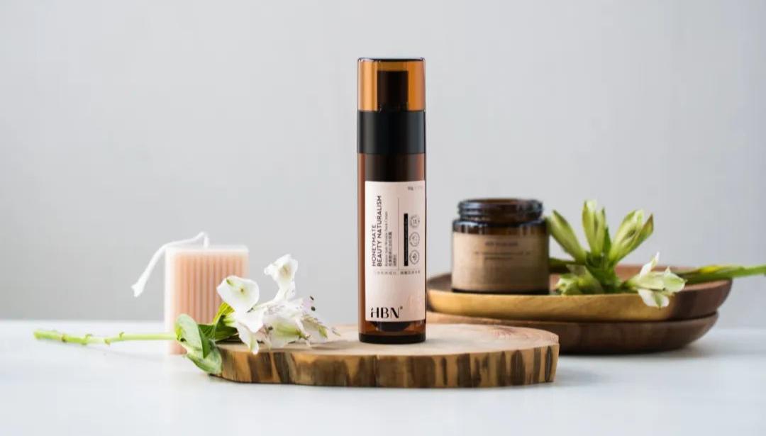 一条颈纹老十岁教你一招淡化,女人脖子有颈纹和年龄有关吗