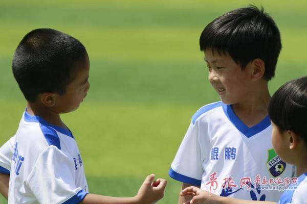 足球场被孩子们占领,孩子们踢球的足球场地被霸占