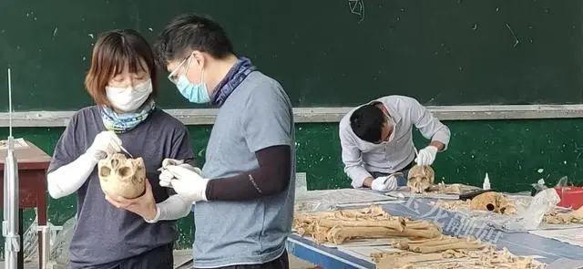 中学足球场发现石棺墓,成都足球场古墓发掘