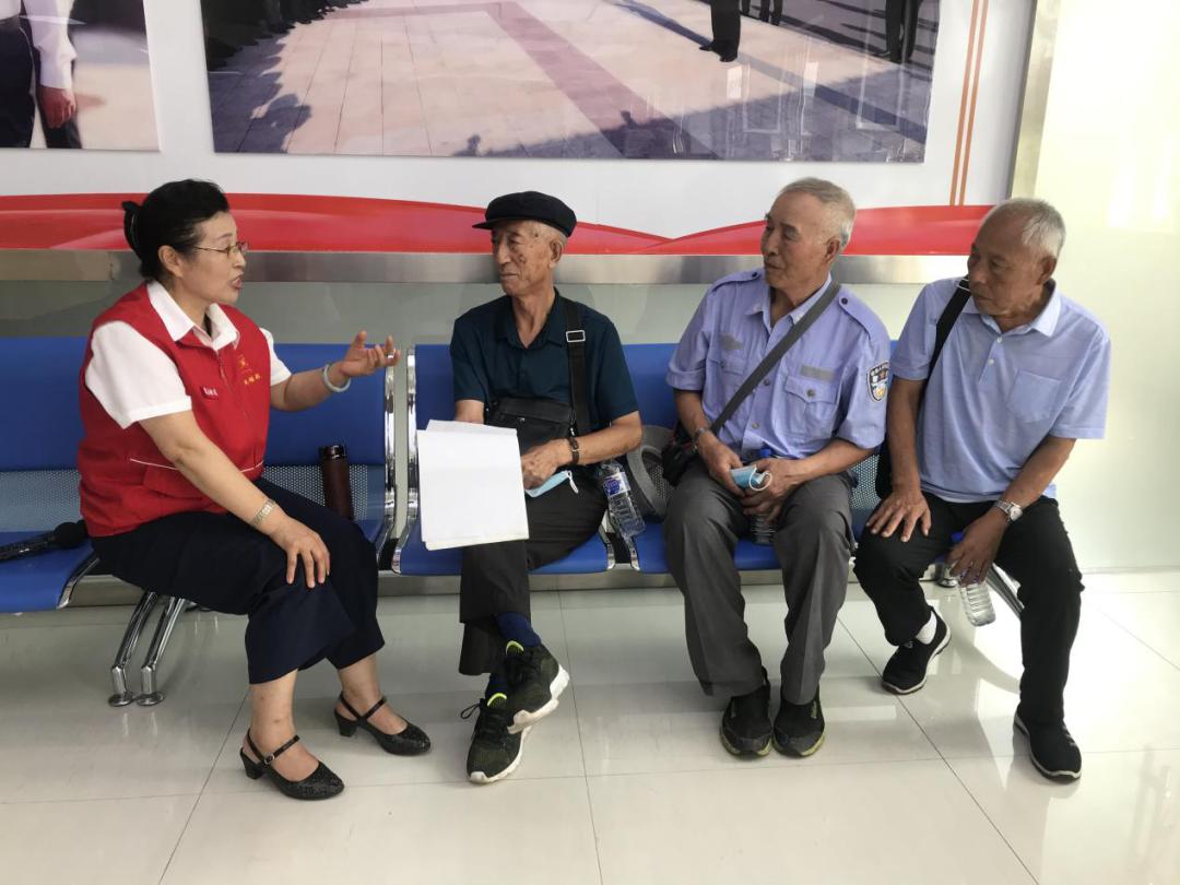 「好好学习」《社区居民就是我亲人——访长春市长山花园社区书记、居委会主任吴亚琴》