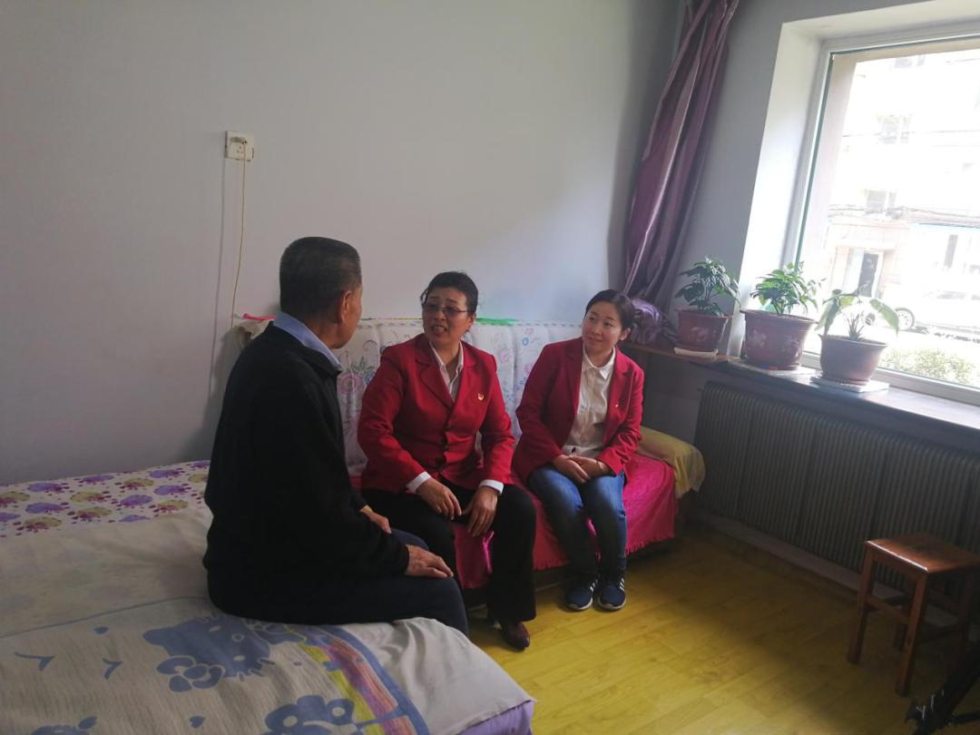 「好好学习」《社区居民就是我亲人——访长春市长山花园社区书记、居委会主任吴亚琴》