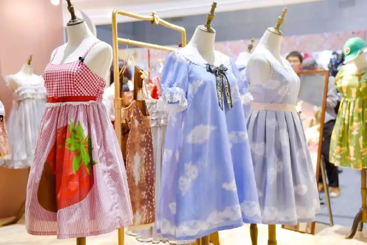 穿洛丽塔底下穿什么,什么样的人穿洛丽塔